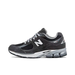 alt="New Balance 2002R Black Cement U2002RA черный с серыми акцентами вид сбоку на белом фоне"