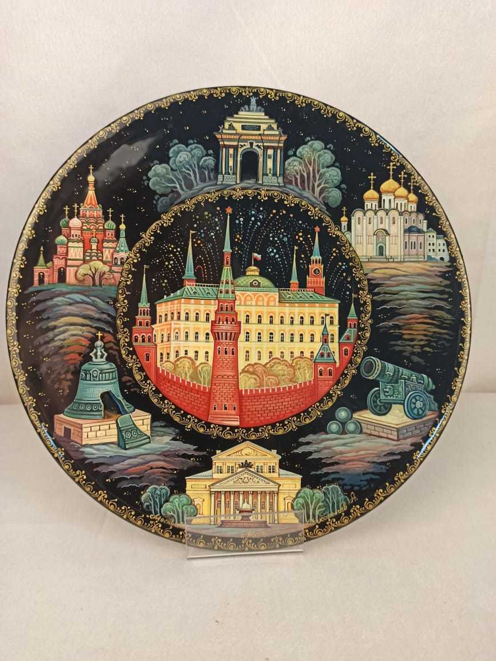 Сувенирная тарелка "Москва. Достопримечательности" с росписью (лаковая миниатюрная  живопись) в подарочном футляре