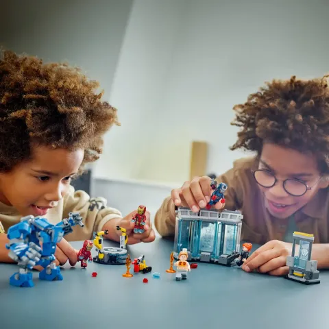 Конструктор LEGO Marvel 76315 Лаборатория Железного человека: Зал доспехов