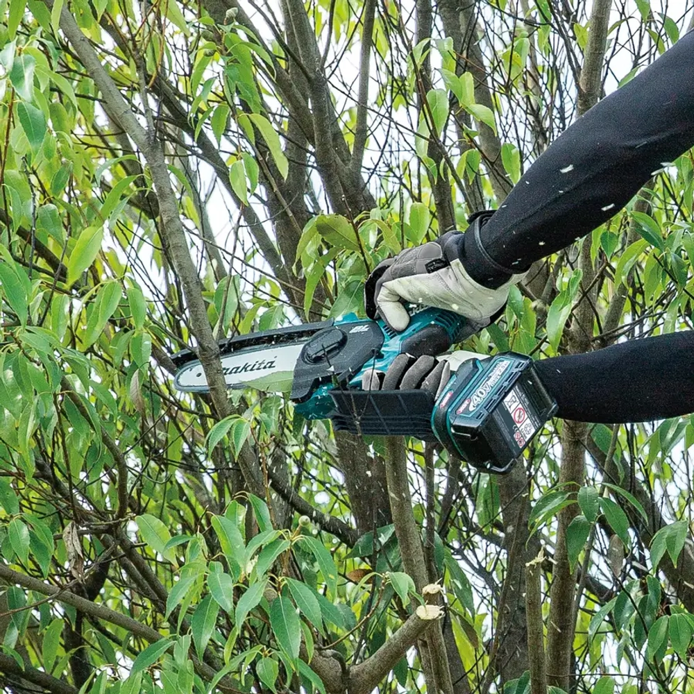 Аккумуляторная цепная пила Makita UC029GZ01(R)