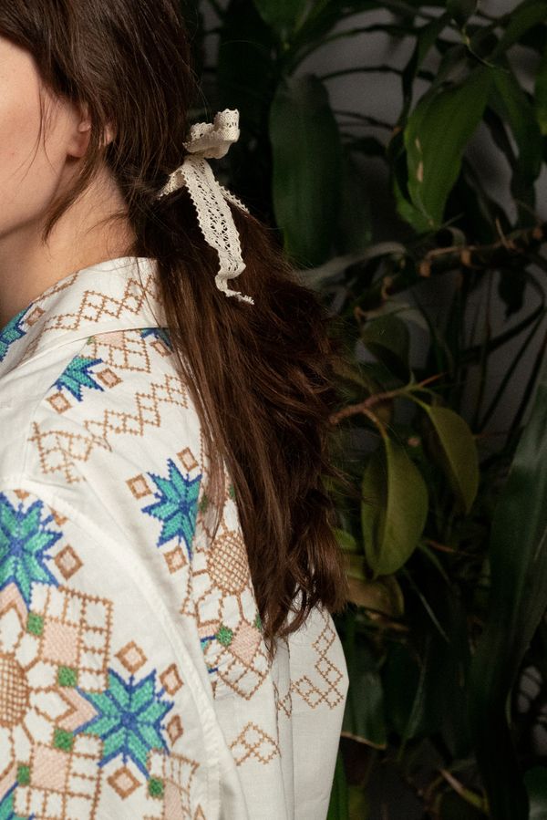 Рубашка Украшенная Повторяющимся Узором / Repeating Pattern Long Sleeve белая - фото 3
