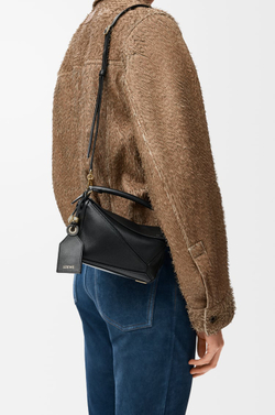 Loewe Сумка-мини Puzzle Featherlight из овечьей кожи наппа, черный