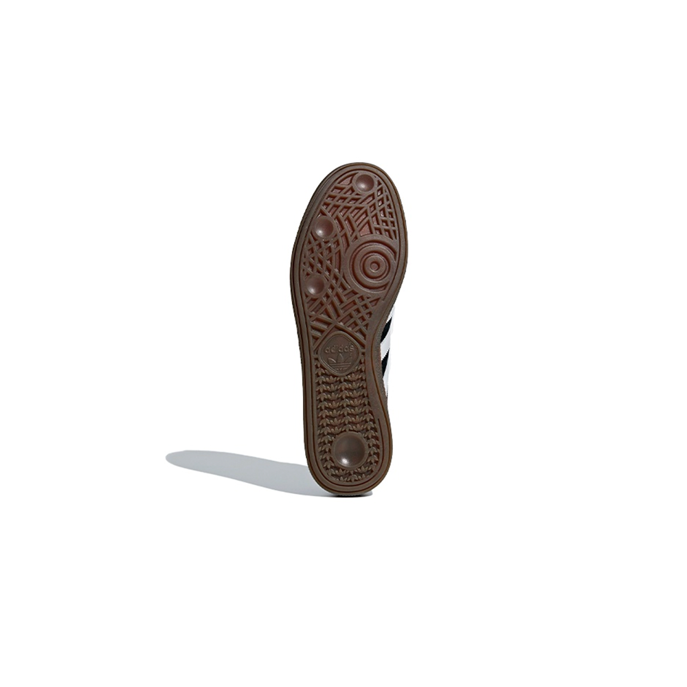 alt="Культовая gum-подошва и Т-образный носок на adidas Handball Spezial Black Gum"