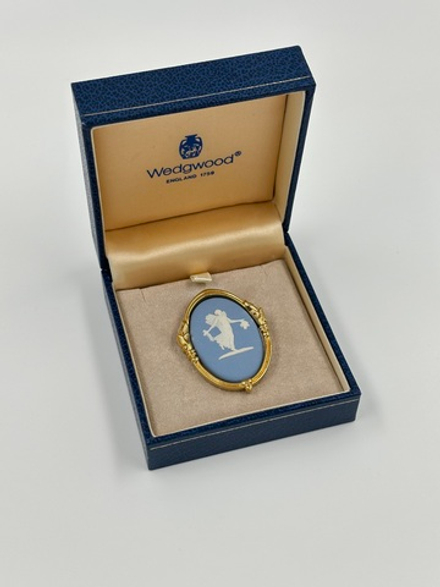 Брошь Wedgwood голубая