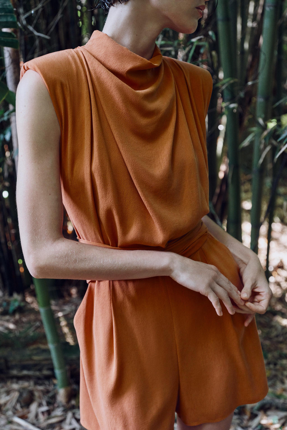 КОРОТКИЙ КОМБИНЕЗОН С ПОЯСОМ И ПОДПЛЕЧНИКАМИ — ZARA