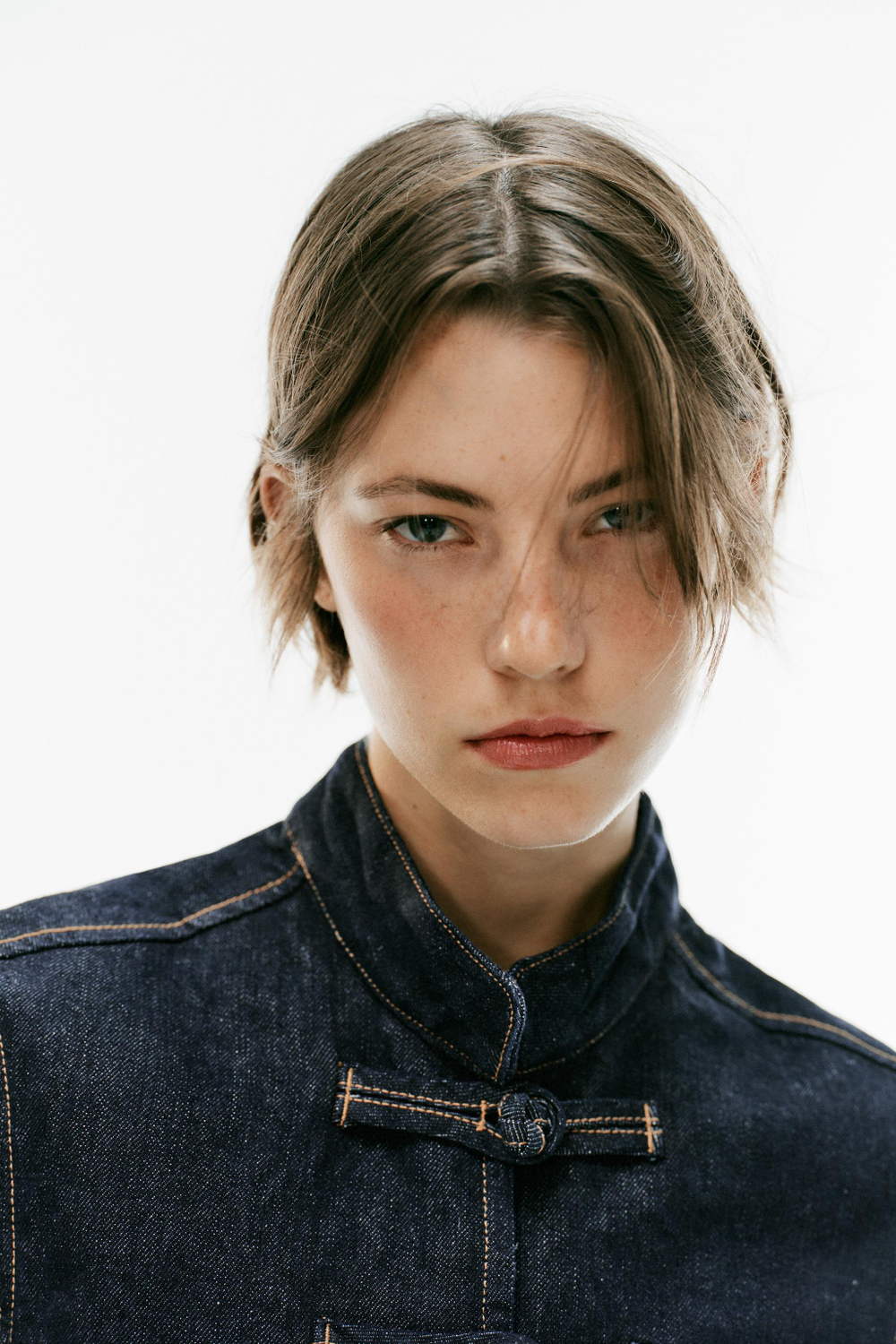ПРИТАЛЕННАЯ ДЖИНСОВАЯ КУРТКА TRF С ЗАСТЕЖКОЙ НА ТЕСЬМУ — ZARA
