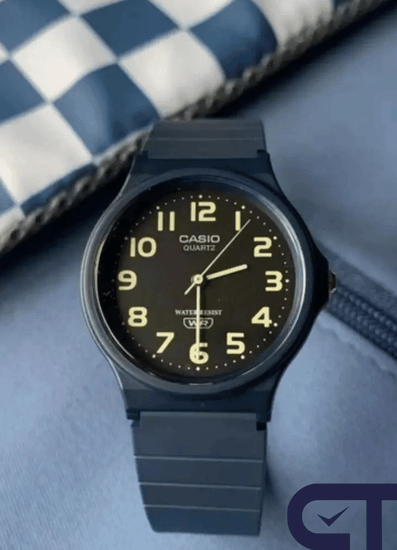 CASIO MQ-24UC-2B — классические аналоговые часы в матовом голубом цвете