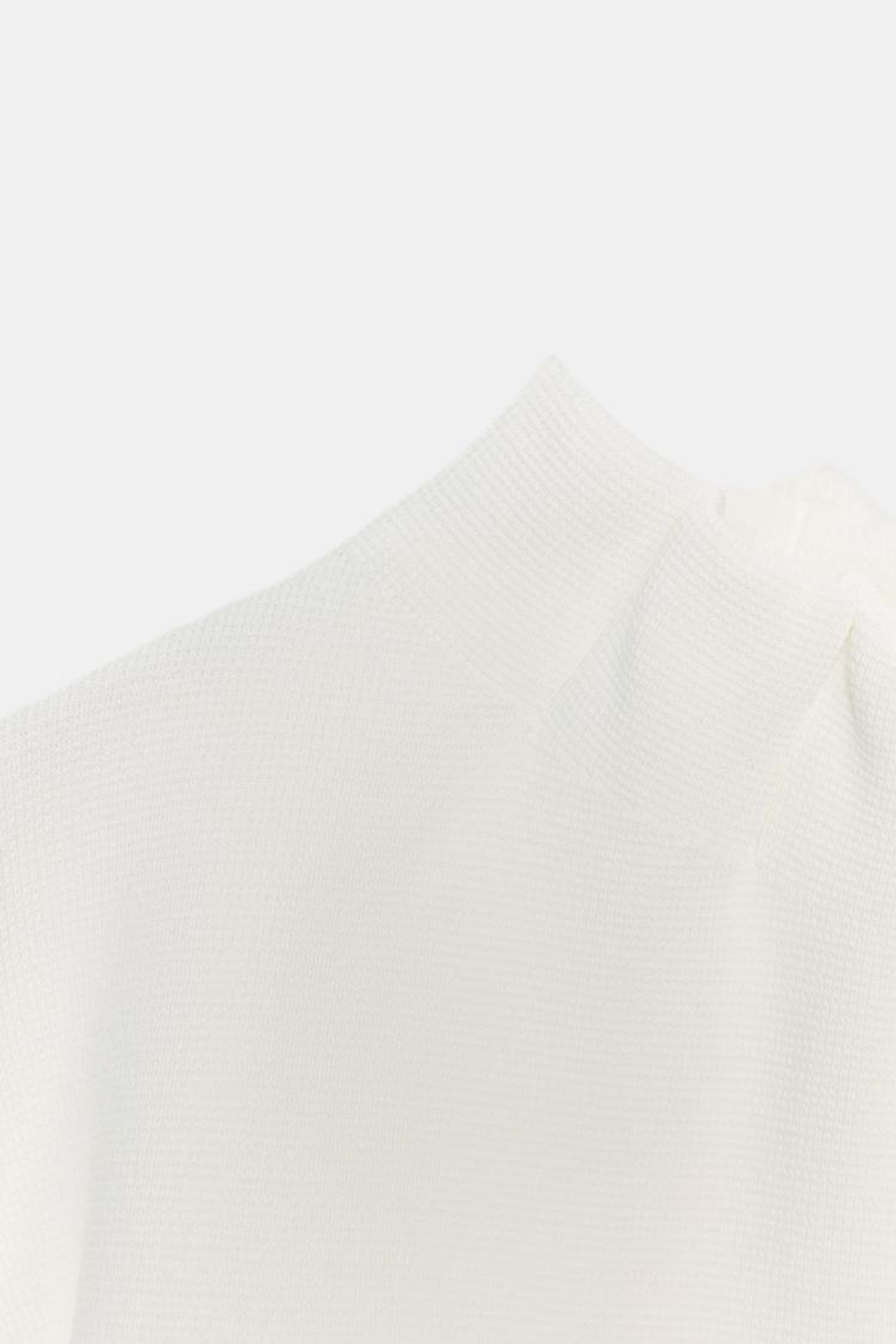 ZARA ТРИКОТАЖНЫЙ ТОП С РЮШАМИ, БЕЛЫЙ