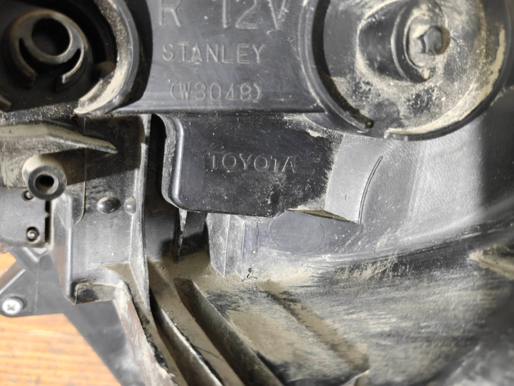 Фара правая галоген Toyota RAV4 IV (XA40) 15-19 Б/У Оригинал 8113042650