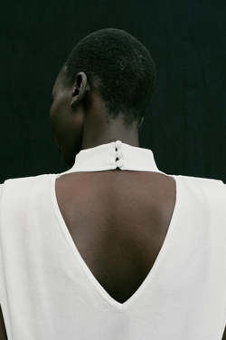 ZARA ТРИКОТАЖНЫЙ ТОП С ОТКРЫТОЙ СПИНОЙ, БЕЛЫЙ