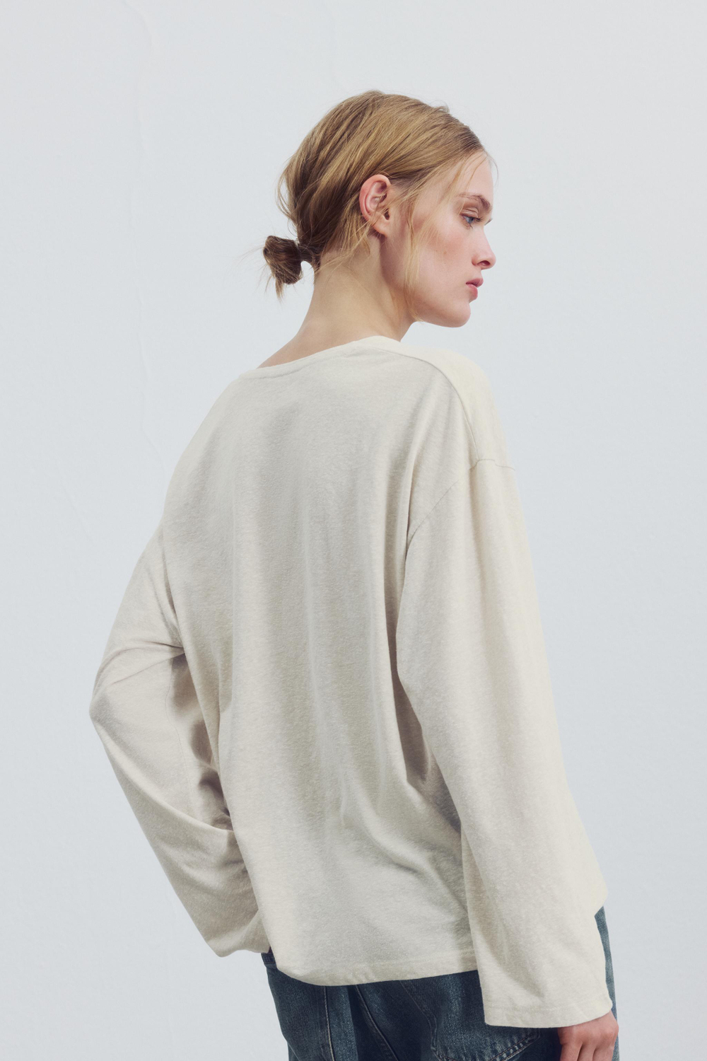 ФУТБОЛКА С V-ОБРАЗНЫМ ВЫРЕЗОМ — ZARA