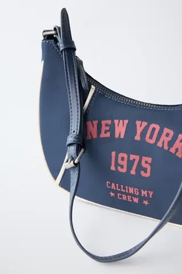 ZARA СУМКА-БАГЕТ В СТИЛЕ VARSITY, СИНИЙ