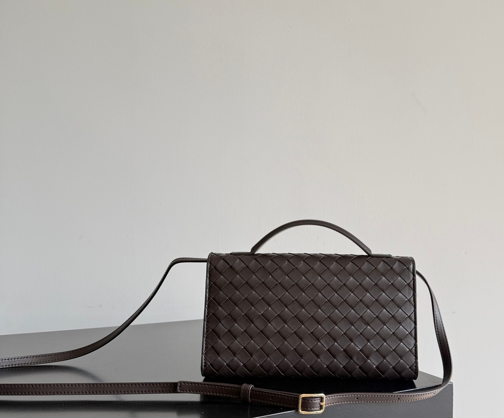 Сумка Bottega Veneta Andiamo Clutch — тёмно-коричневая — фото 5