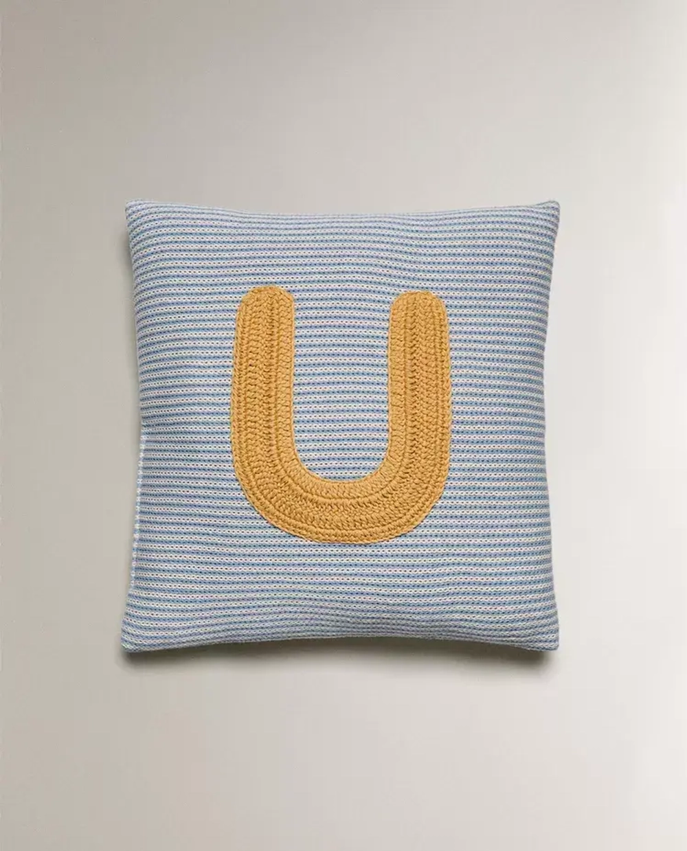 ZARA HOME ДЕТСКАЯ ПОДУШКА С ВЫШИВКОЙ В ВИДЕ БУКВЫ "U", СИНИЙ