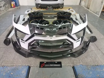 Широкий карбоновый обвес для Lamborghini Urus с коваными дисками Ламборгини Урус