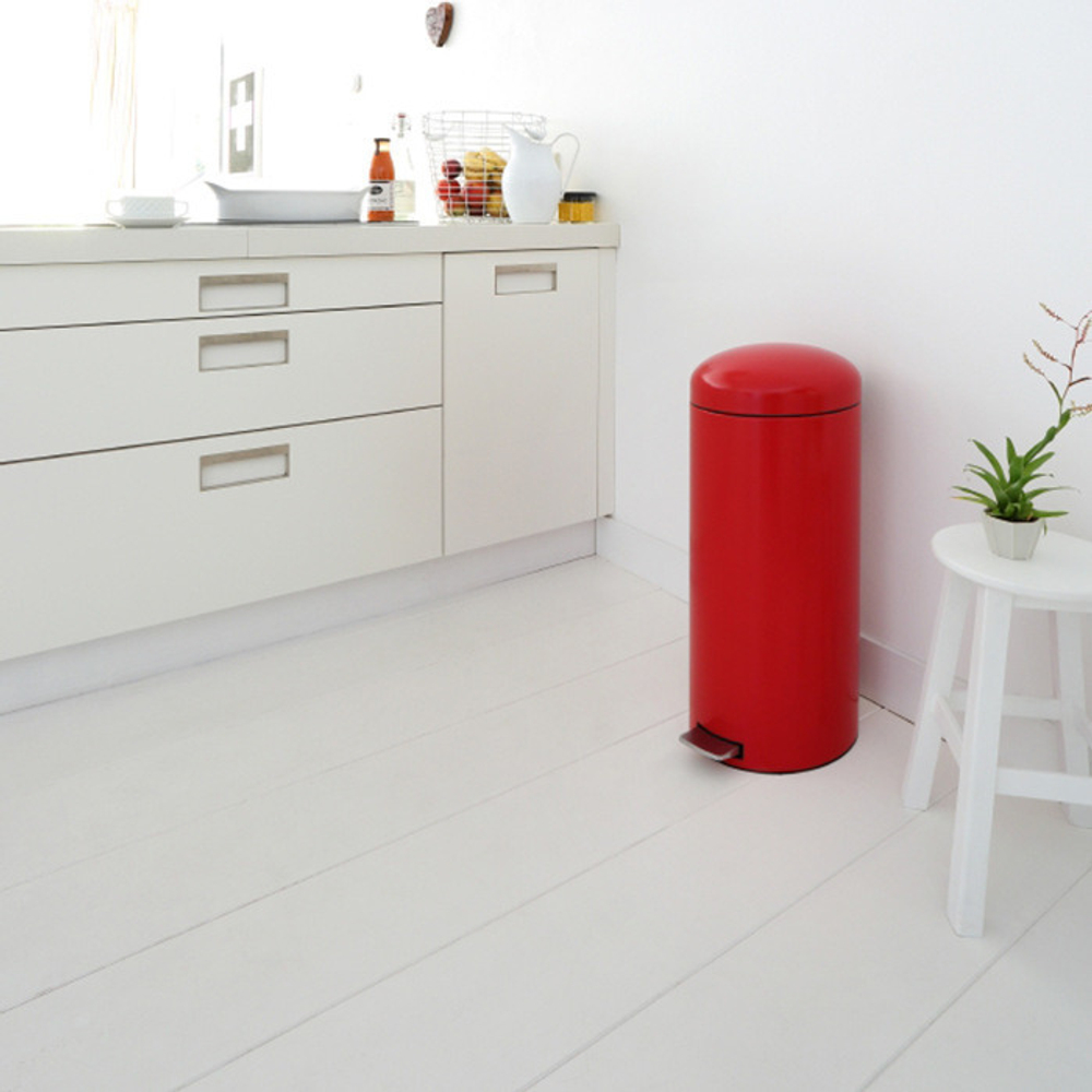 Ведро Brabantia Retro 30л красное в интерьере