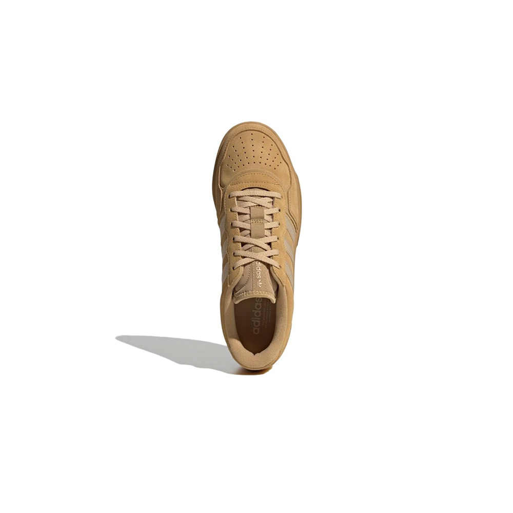alt="Кроссовки adidas Courtic арт. ID6070 с бежевым замшевым верхом и коричневыми акцентами вид спереди"