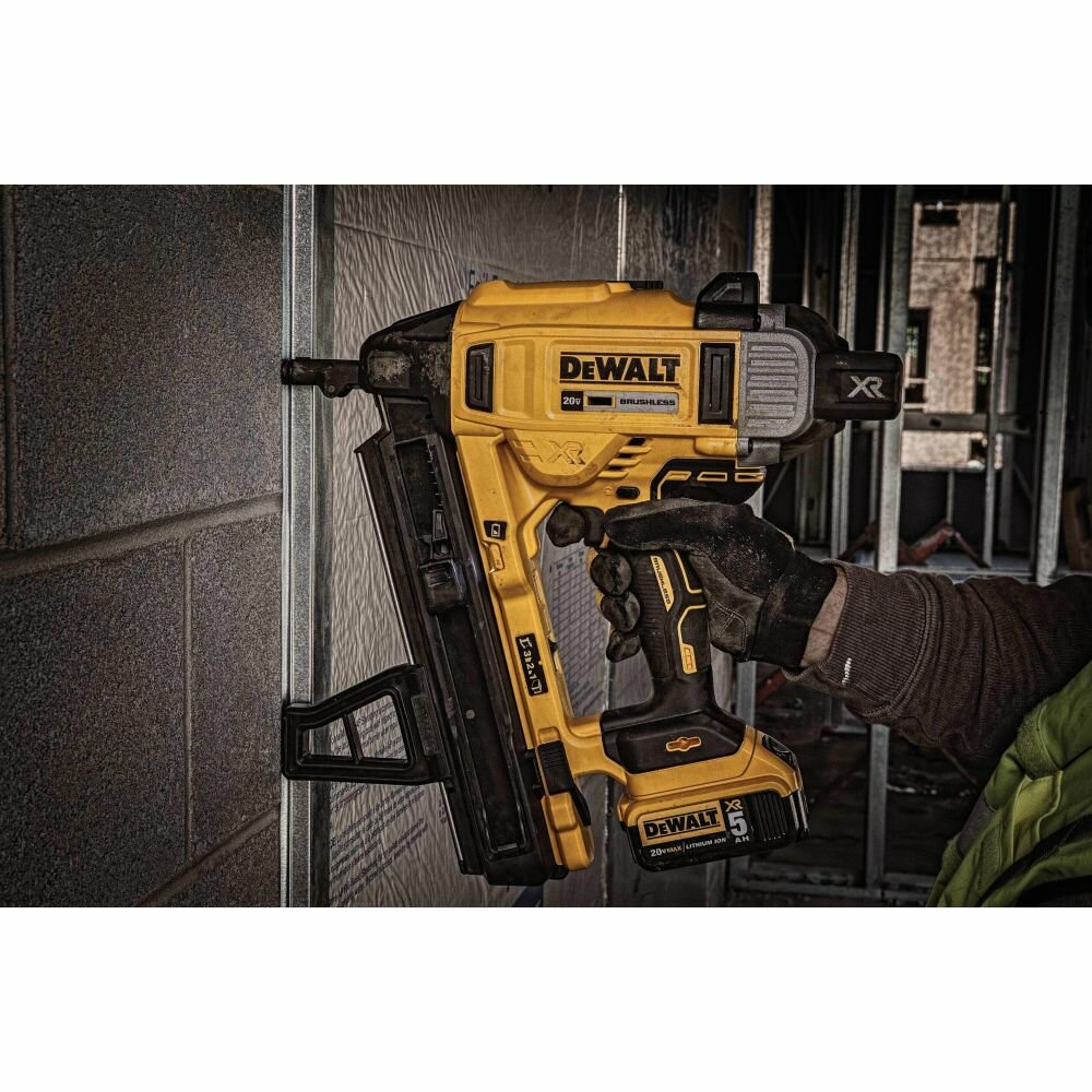 Аккумуляторный нейлер по бетону DEWALT DCN890P2-QW, 18 В, гвозди 13–57 мм, 2 АКБ 5 А·ч, ЗУ, кейс