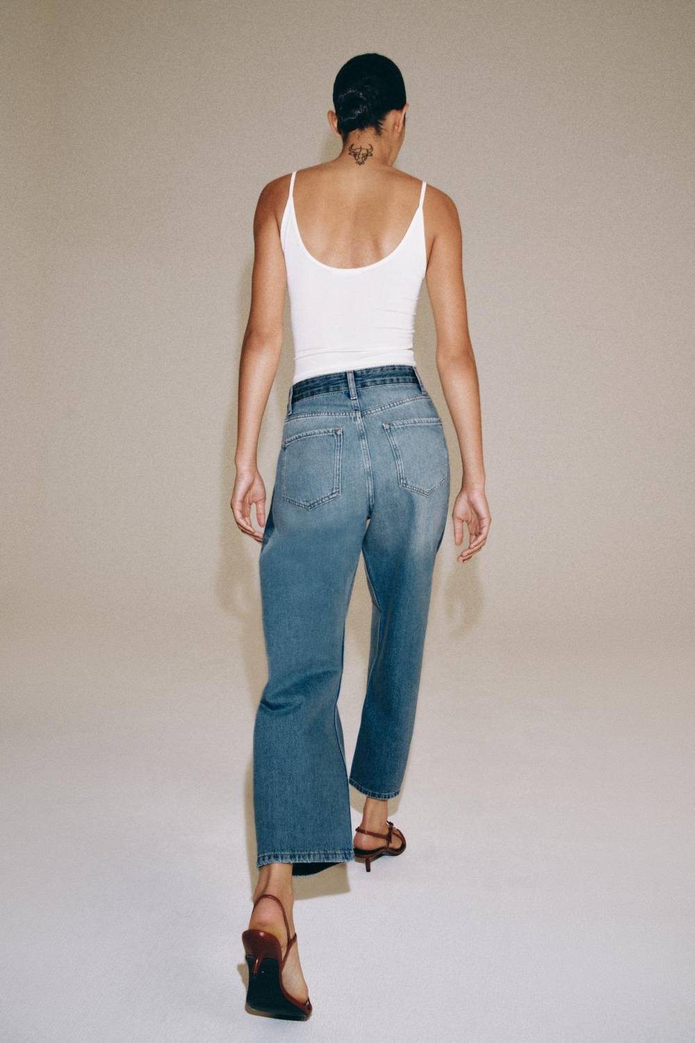 ZARA ДЖИНСЫ ANKLE RELAXED СО СРЕДНЕЙ ПОСАДКОЙ И ПЭЧВОРКОМ — ZW COLLECTION, СИНИЙ