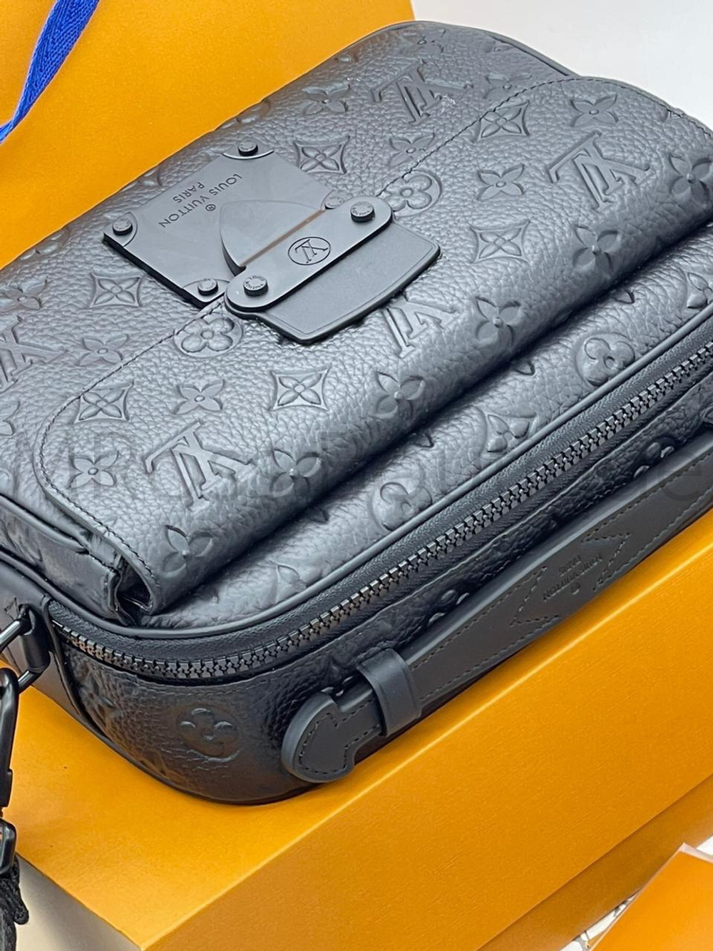 Мужская сумка S-Lock Louis Vuitton из кожи Taurillon премиум класса