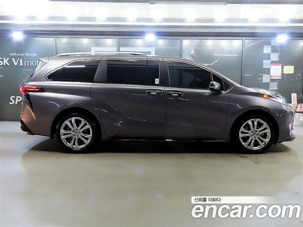 Toyota Sienna 2.5 Hybrid 2WD — 2023