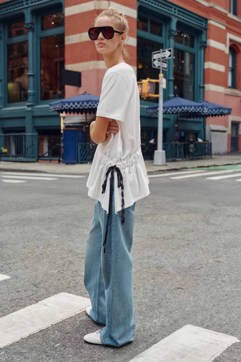 ФУТБОЛКА С КОНТРАСТНОЙ ЗАВЯЗКОЙ — ZARA