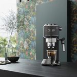 Кофеварка рожковая DELONGHI Dedica EC685.BK, 1350 Вт, объем 1,1 л, ручной капучинатор, черная