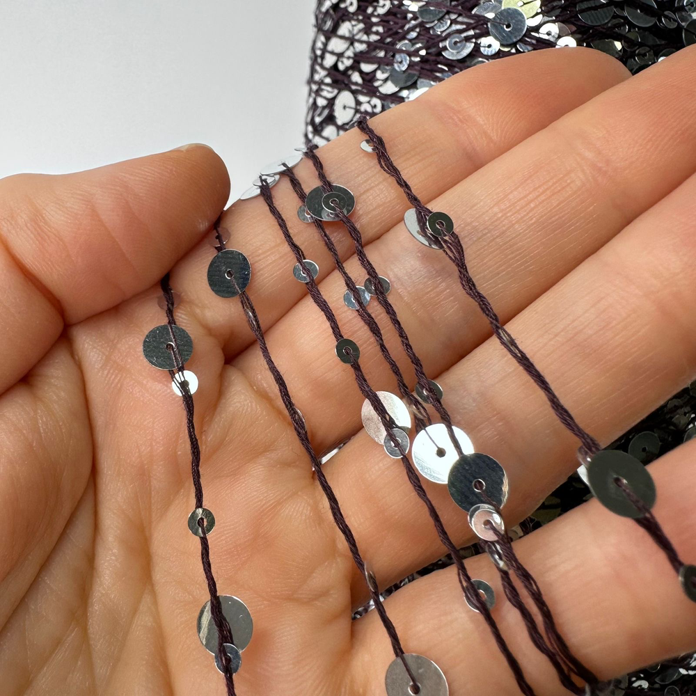 Lustrosa , крупные 6 mm и мелкие 3 mm пайетки на хлопке, толщина нити около 200м/100гр. цвет: мерло в серебре, есть готовые отмотанные бобинки весом: 71, 78, 165гр MP