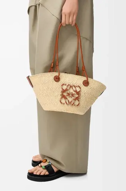Loewe Маленькая плетеная сумка Anagram из пальмового волокна и телячьей кожи, натуральный/коричневый