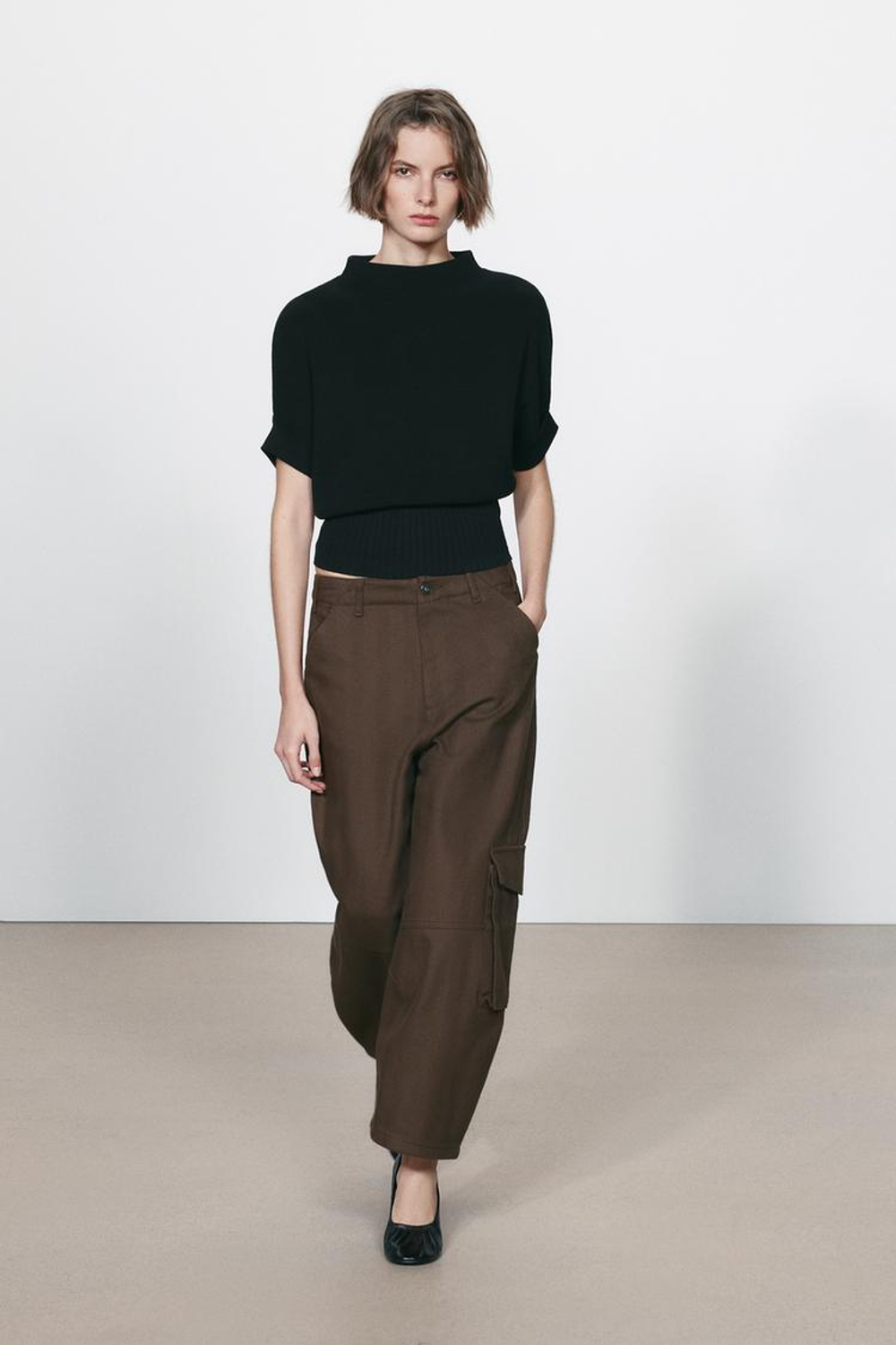 ZARA ТРИКОТАЖНЫЙ ТОП С ОБЛЕГАЮЩИМ ПОДОЛОМ, ЧЕРНЫЙ