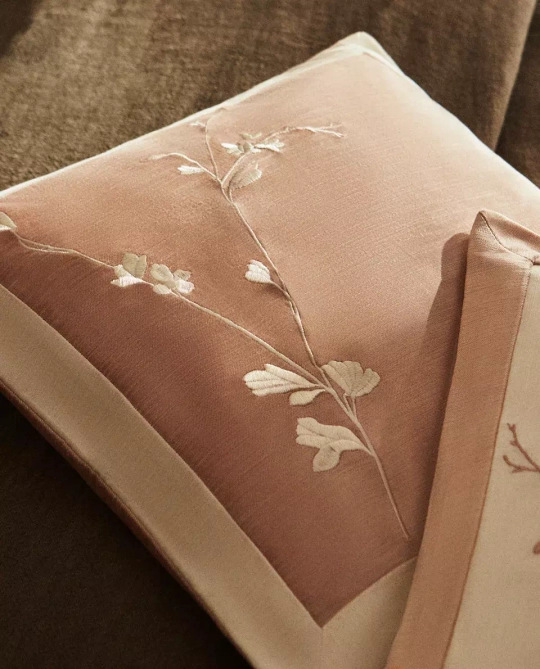 ZARA HOME ХЛОПКОВЫЙ ЧЕХОЛ НА ПОДУШКУ С ЦВЕТОЧНОЙ ВЫШИВКОЙ, РОЗОВЫЙ