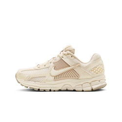 alt="Nike Zoom Vomero 5 WMNS Sail Light Orewood Brown FQ6868-111 женские кроссовки бежевого цвета вид сбоку на белом фоне"