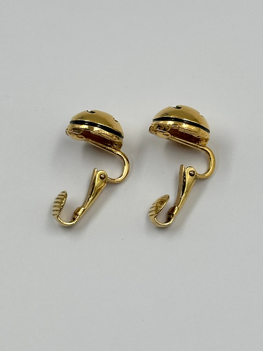 Миниатюрные клипсы с логотипом Chanel