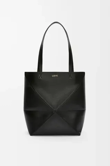Loewe Средняя складная сумка-тоут Puzzle Fold из блестящей телячьей кожи, черный