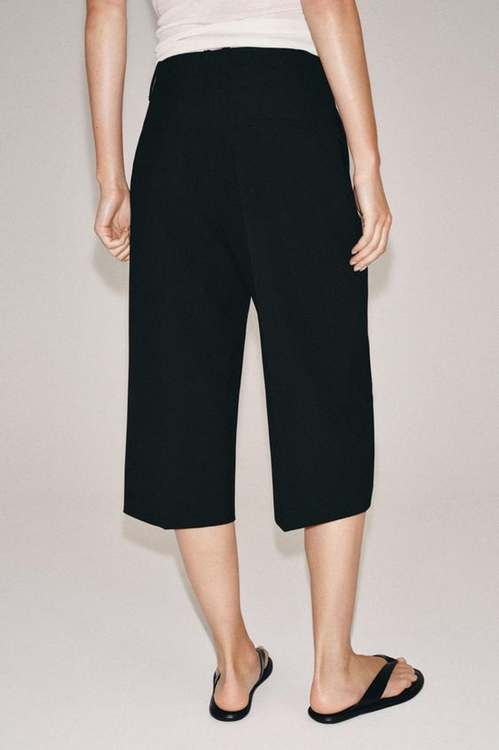 ZARA ПРЯМЫЕ ШОРТЫ С ЗАЩИПАМИ — ZW COLLECTION, ЧЕРНЫЙ