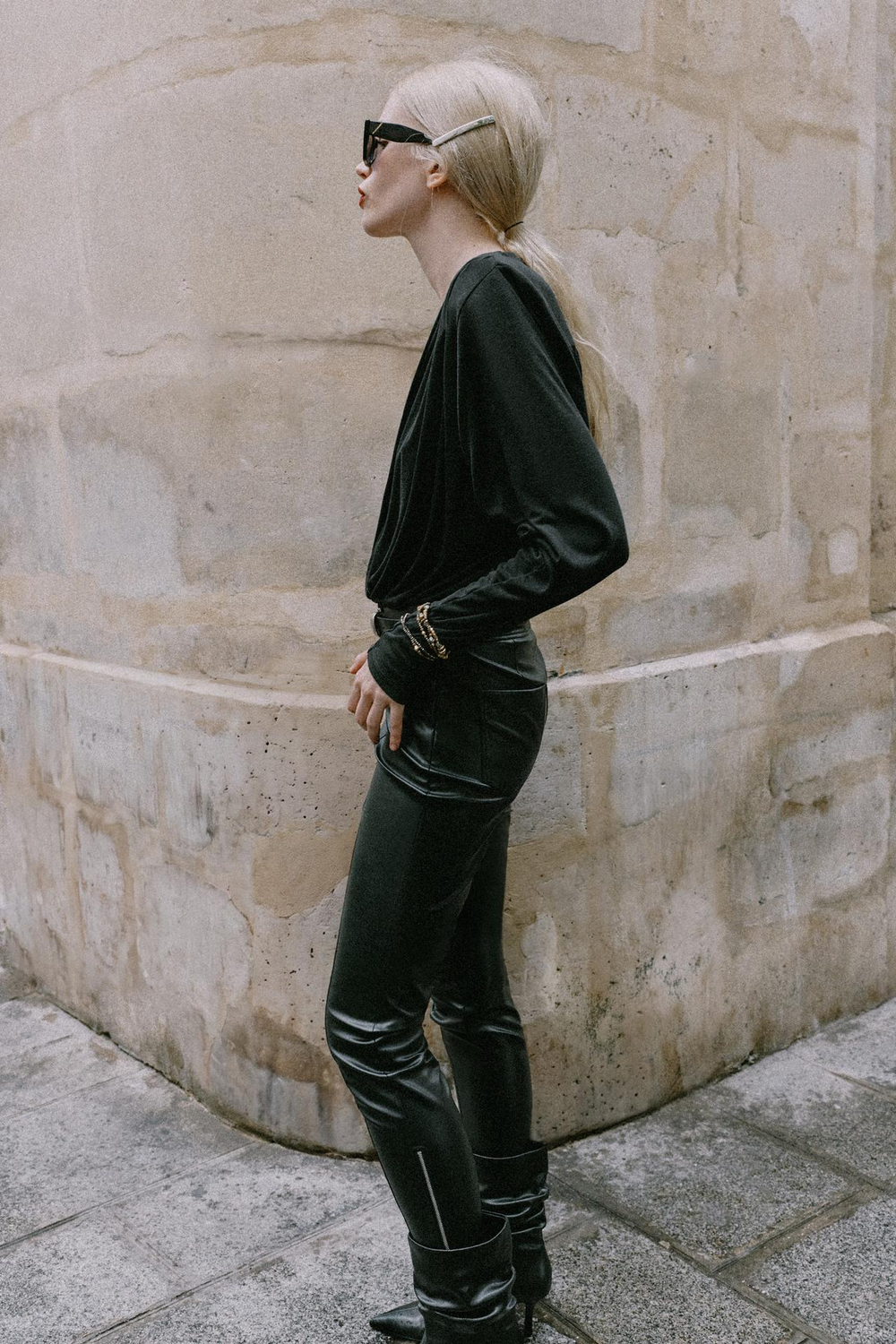 ZARA БРЮКИ ИЗ ИСКУССТВЕННОЙ КОЖИ НА МОЛНИЯХ, ЧЕРНЫЙ