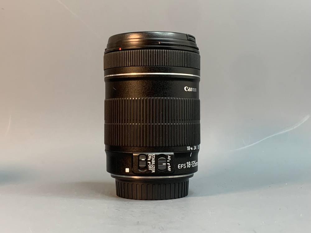 Canon EF-S 18-135 mm f/3.5-5.6 IS Скол внутри линзы
