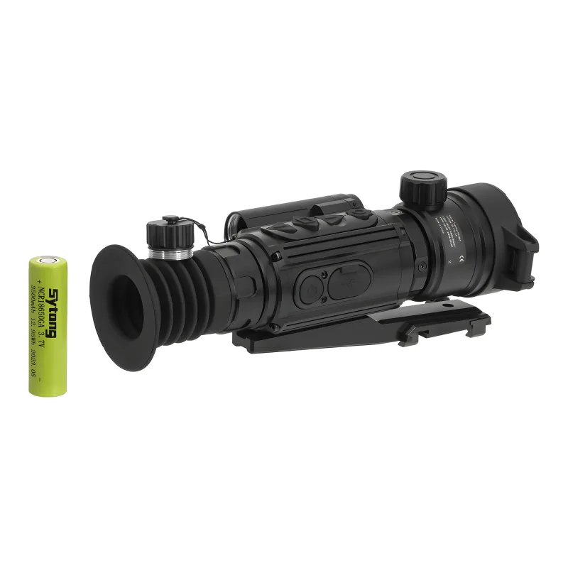 Тепловизионный прицел Sytong XM06-50LRF / Сайтонг ИКС М06 50 ЛРФ (с дальномером) - общий вид с аккумулятором