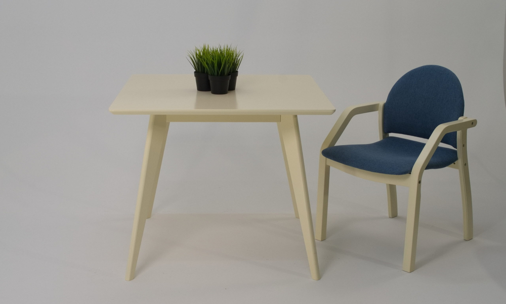 Стол Zip-mebel Сканди М 90 слоновая кость со стульями Джуно слоновая кость рогожка синий