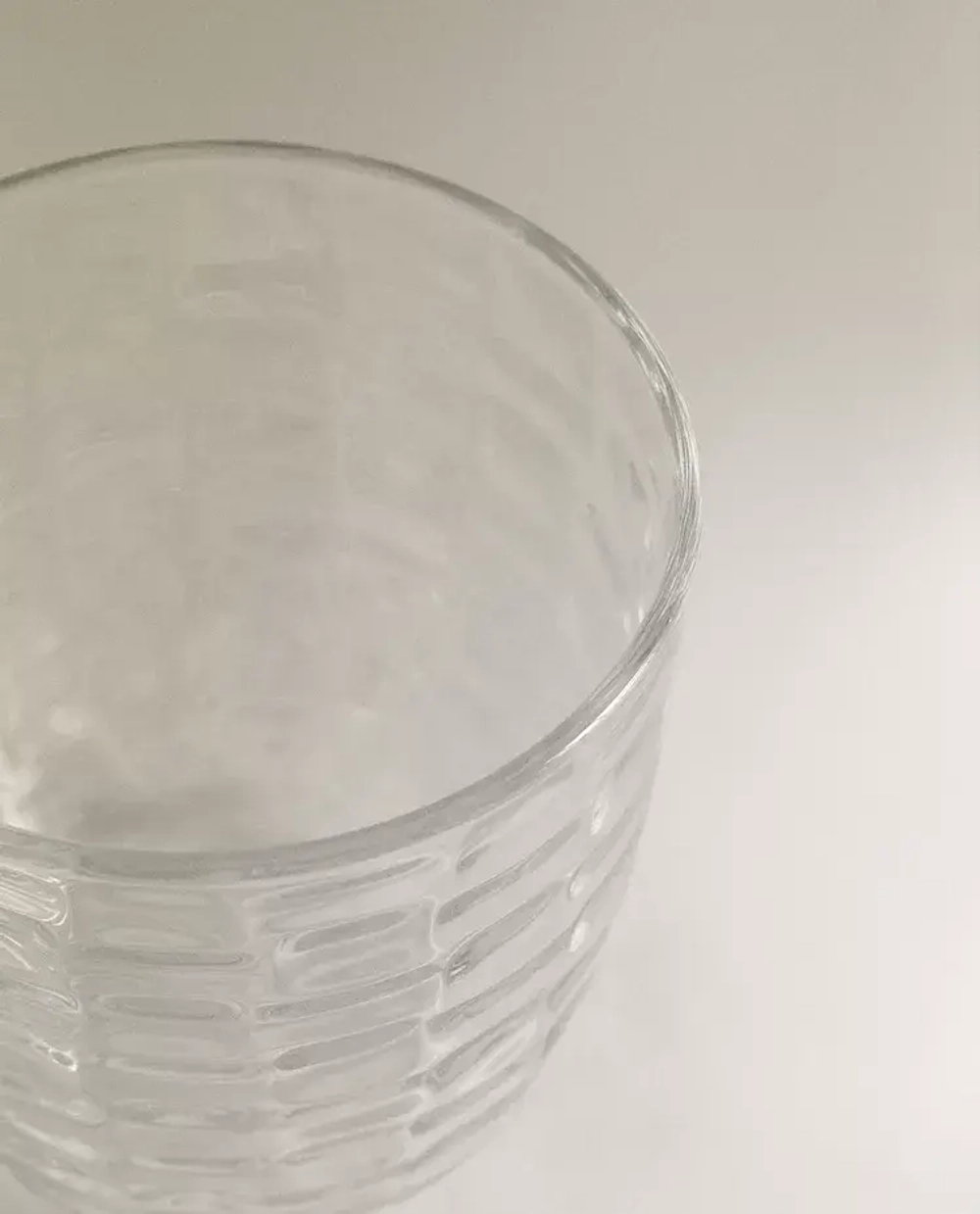 ZARA HOME СТАКАН С РЕЛЬЕФНЫМ УЗОРОМ «КВАДРАТЫ», ПРОЗРАЧНЫЙ
