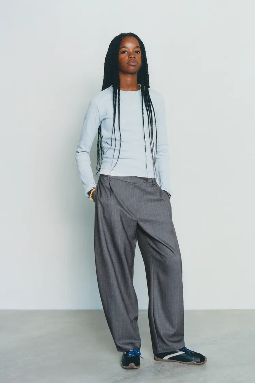 ZARA БРЮКИ SASTRE BARREL С ЗАПАХОМ, СЕРЫЙ
