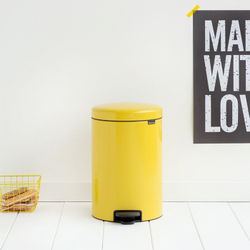 Ведро Brabantia NewIcon 20л желтая маргаритка в интерьере