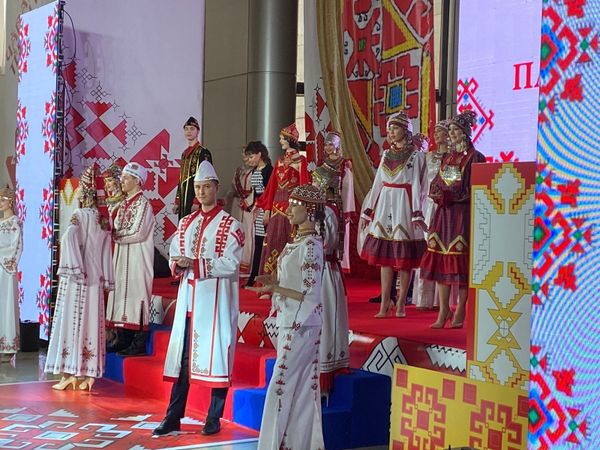 Показ коллекций фабрики "Паха тĕрĕ"  в день Чувашской вышивки.