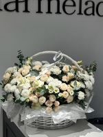 Гранд корзина из кустовых пионовидных роз, хризантемы, эвкалипта и лизиантуса
