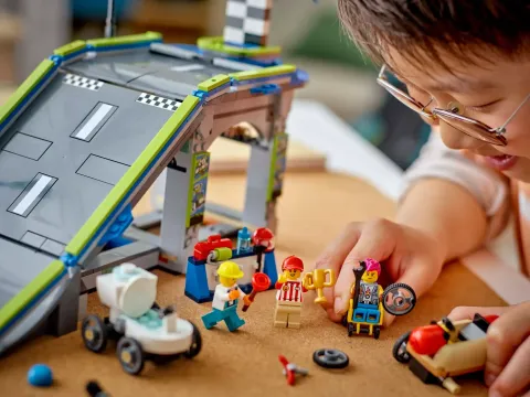 Конструктор LEGO City 60460 Никаких ограничений: Трасса для гоночных автомобилей с рампой