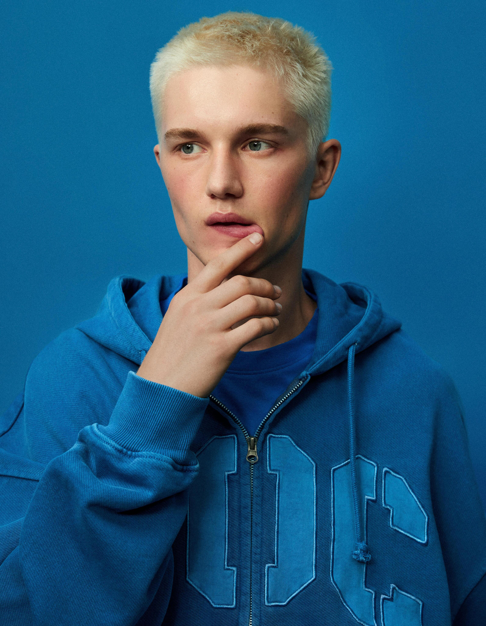 Мужское худи с нашивкой OUT OF CORE - BERSHKA