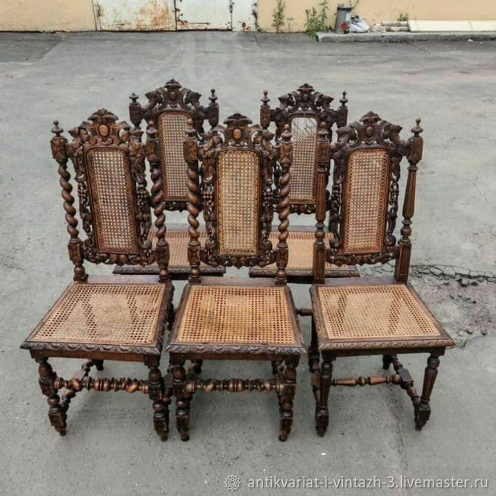 Антикварные стулья с ротангом