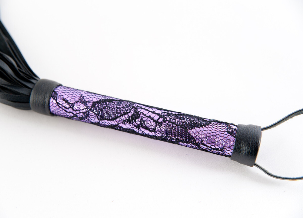 Флоггер с кружевной ручкой пурпурный
