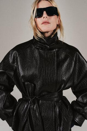 ZARA КУРТКА ИЗ ИСКУССТВЕННОЙ КОЖИ С РЕМНЕМ, КОРИЧНЕВЫЙ