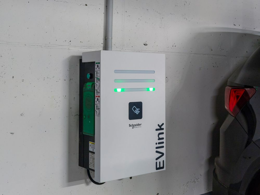 Зарядная станция EVlink PARKING Wall, RIFD (EVW2S22P44R) - 4